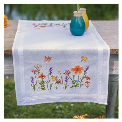 loper lavendel en veldbloemen